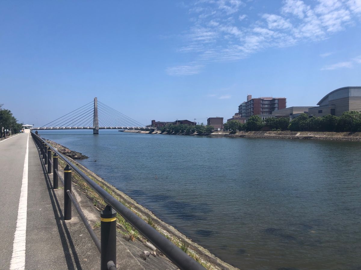 洲本バスセンター周辺

海兼川の沿いを歩きました。

潮の香りがきもちいい...