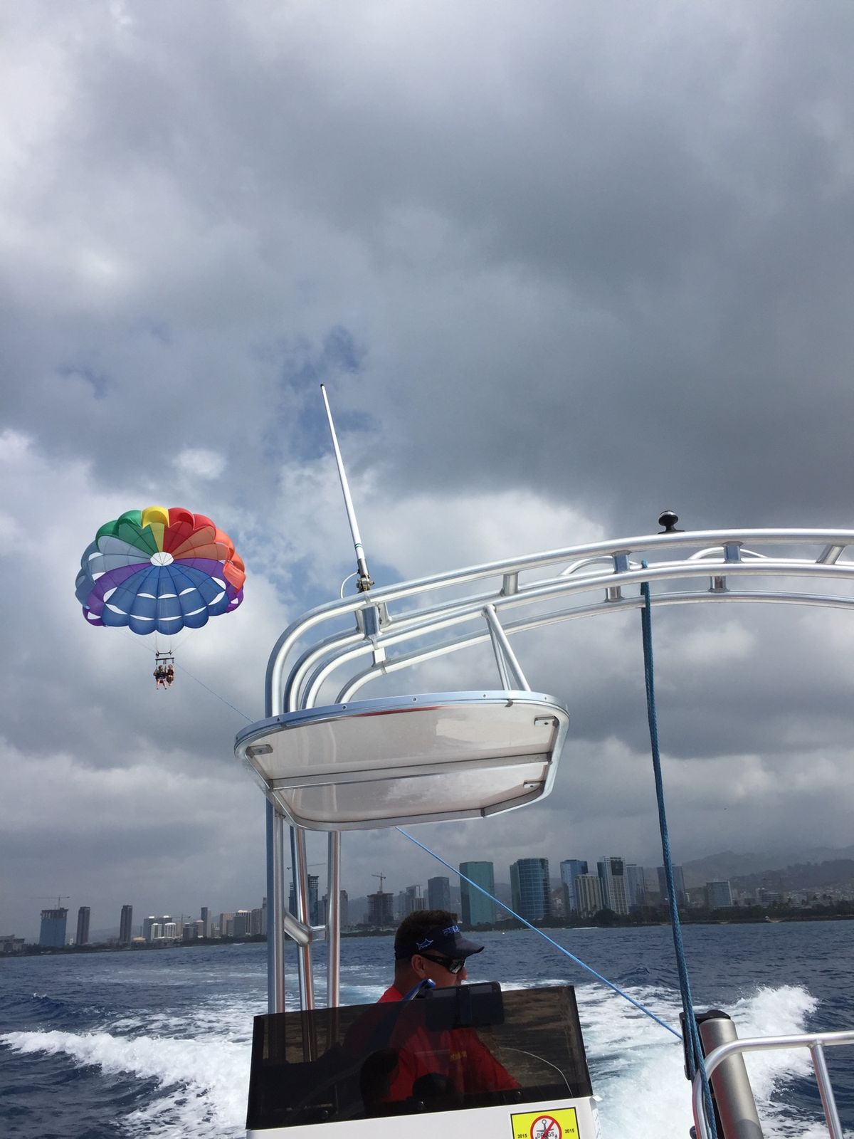 天国の海でシュノーケルしてパンケーキ食べて、パラセイルして海を見下ろした後...