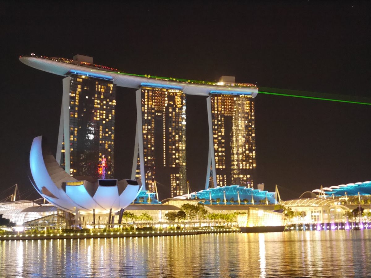 スペクトラは色々な場所から観て、シンガポールの夜景を楽しんで♫
人気店でチ...