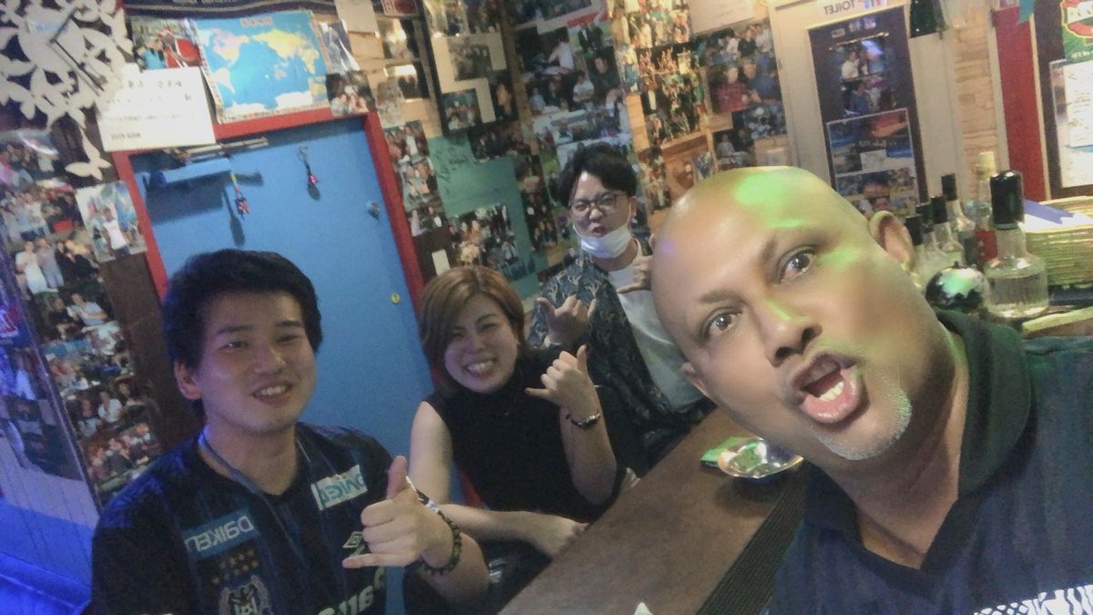 FIJI BAR3

yogi(オーナー)はとっても気さく！

隣に座った...