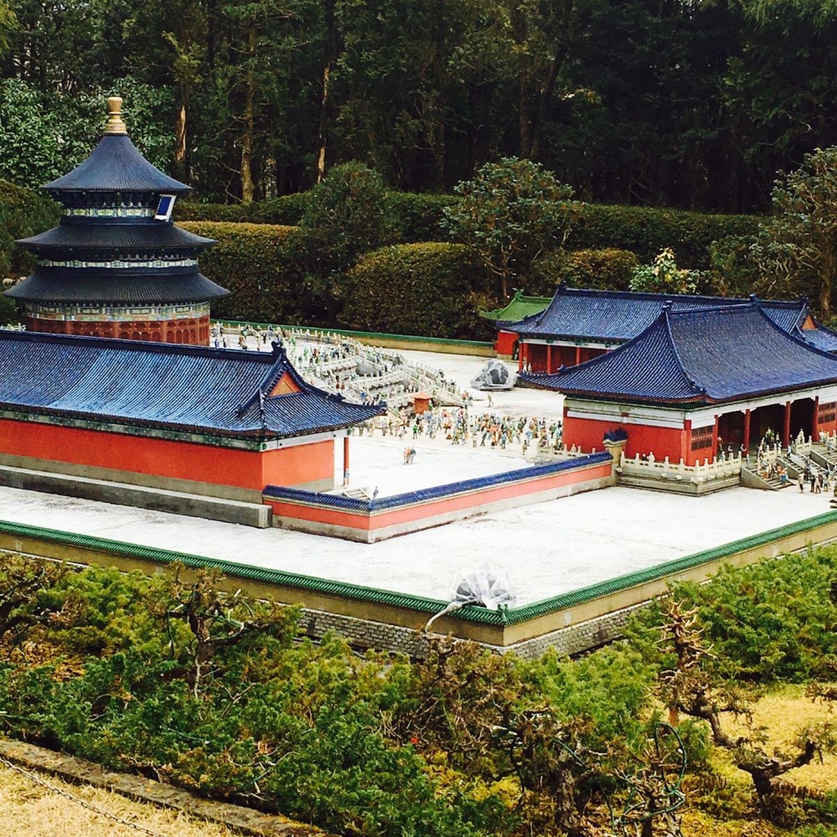 東武ワールドスクウェア2

金閣寺だって上から眺められます。

みろー人が...