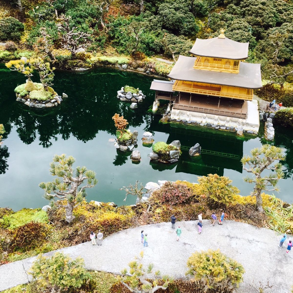 東武ワールドスクウェア2

金閣寺だって上から眺められます。

みろー人が...