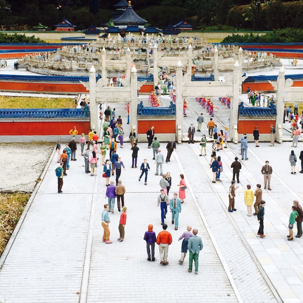 東武ワールドスクウェア2

金閣寺だって上から眺められます。

みろー人が...