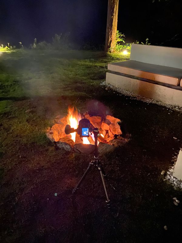 日本・東京都「KEIKOKU GLAMPING TENT」の写真：焚き火を撮るカメラを撮る人