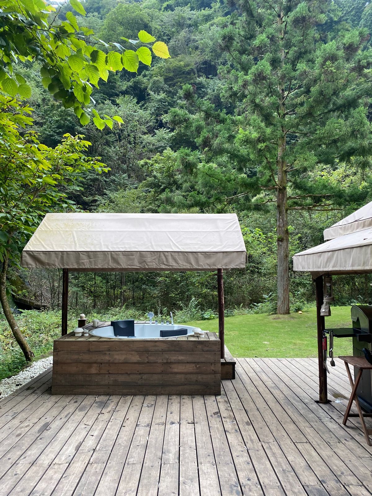 KEIKOKU GLAMPING TENTに到着！

着いた途端受付はここ...