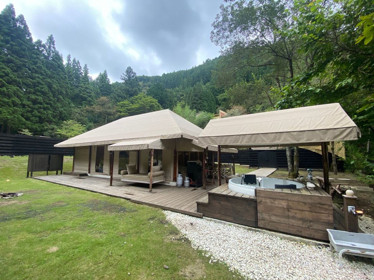 KEIKOKU GLAMPING TENTに到着！

着いた途端受付はここ...