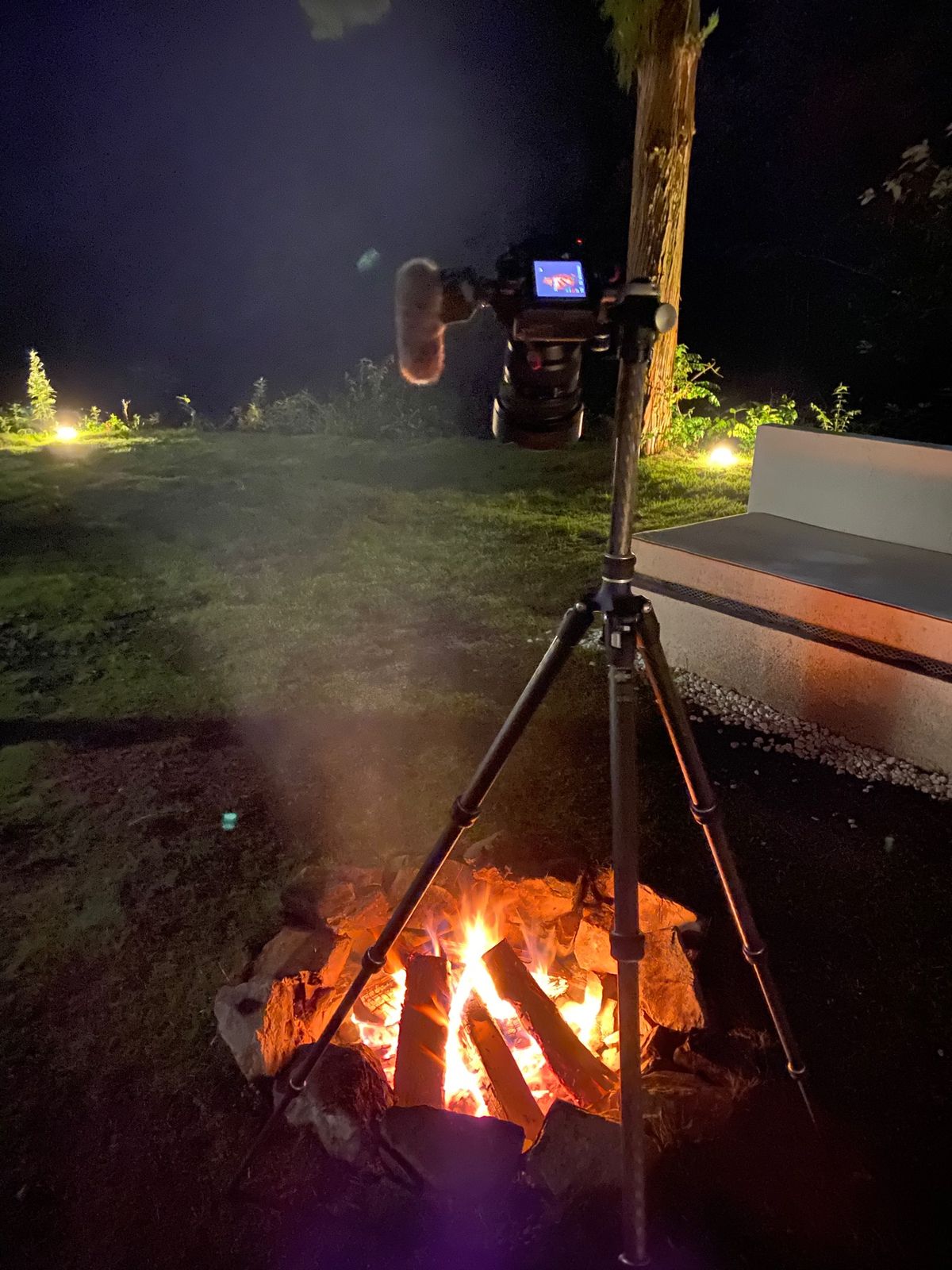 焚き火を撮るカメラを撮る人