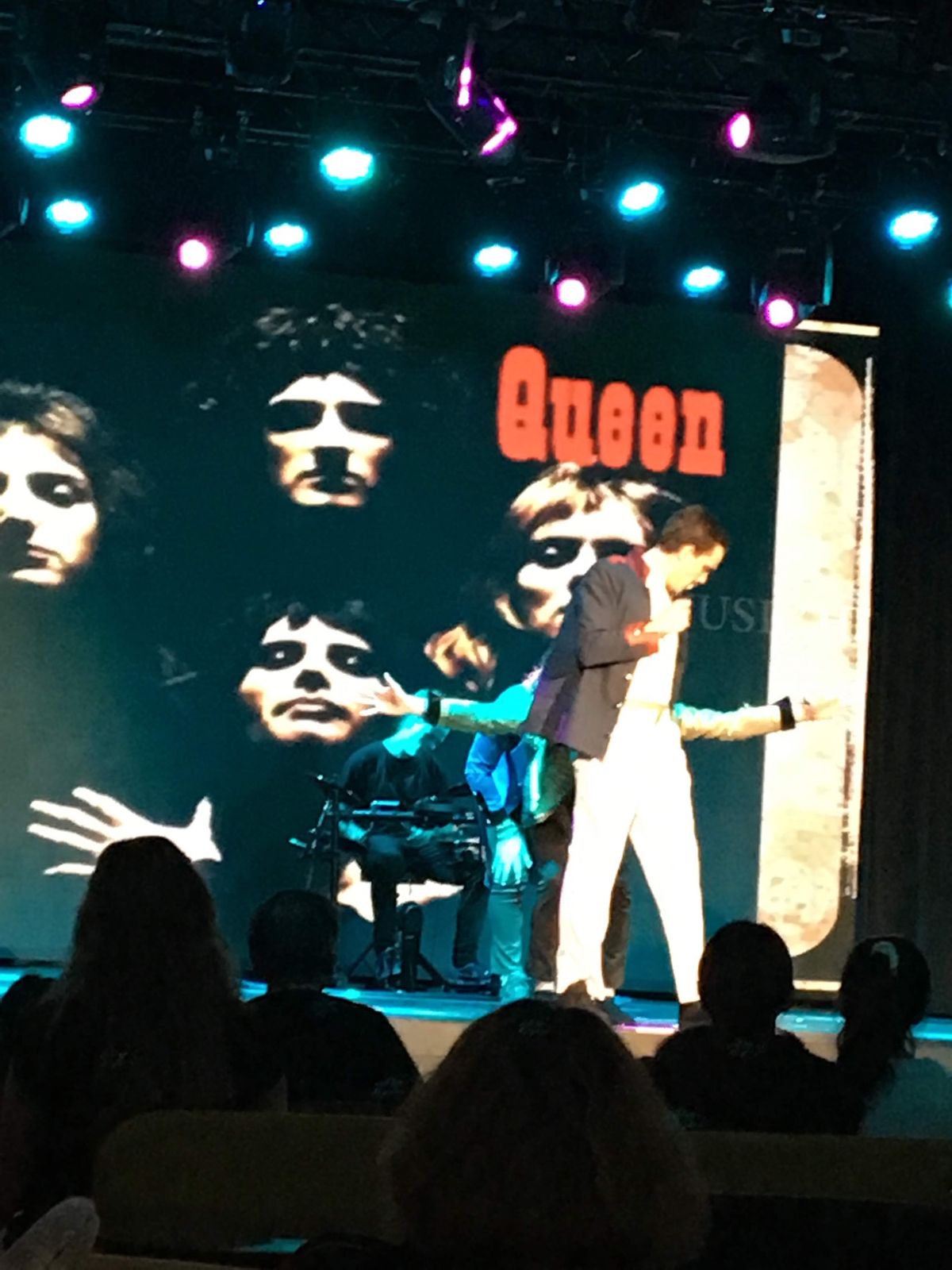 パウダースノーでボードしたり夜はダンスしたりお腹いっぱい美味しいものたべた✨