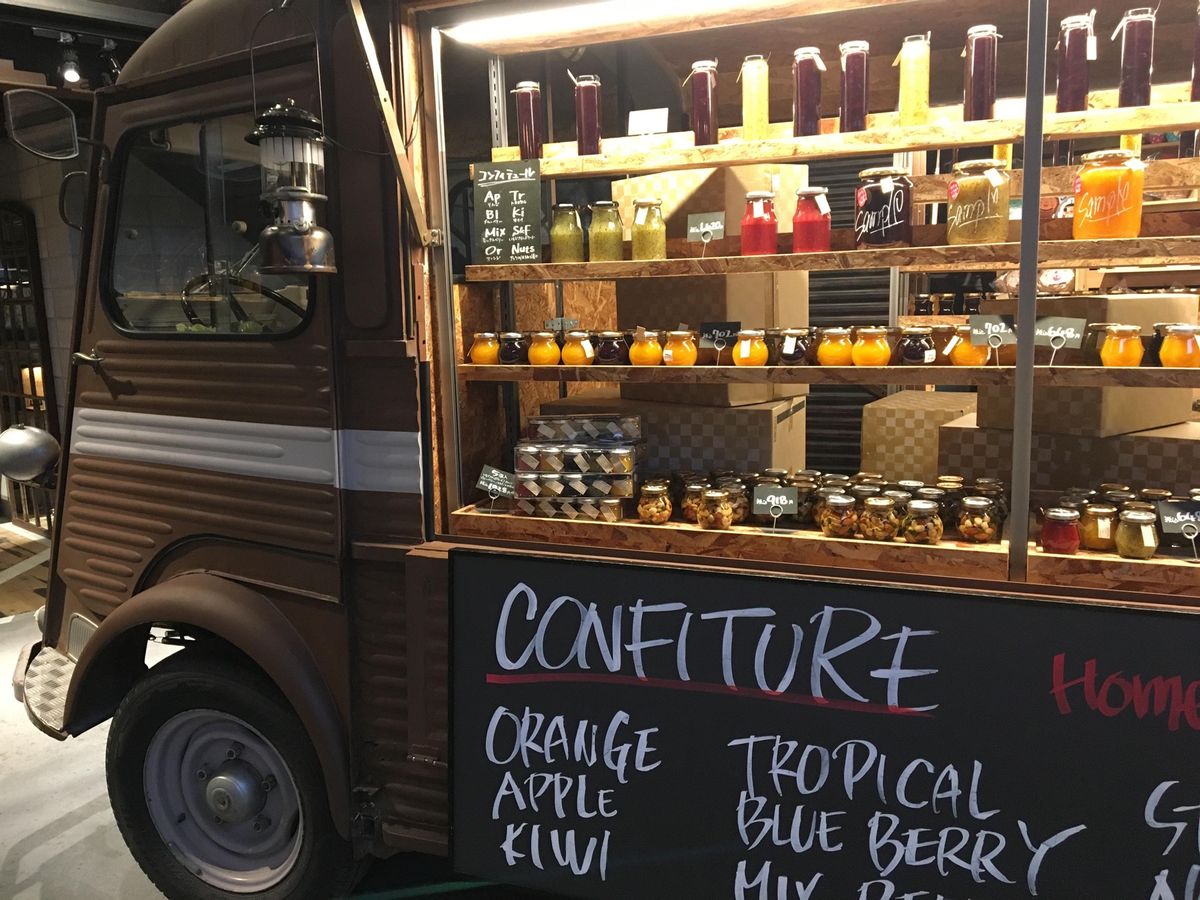 綺麗なケーキ食べるのもったいない🧁