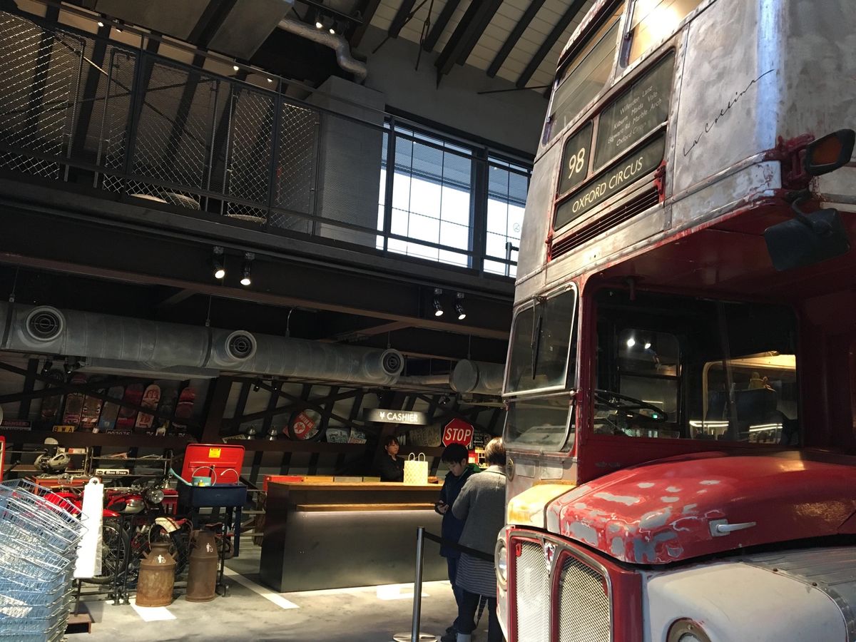 綺麗なケーキ食べるのもったいない🧁