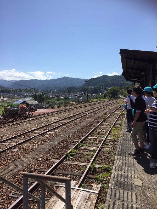 日本・高山「岐阜🚲」の写真：電車の線路を自転車で走行するなんて新鮮！...