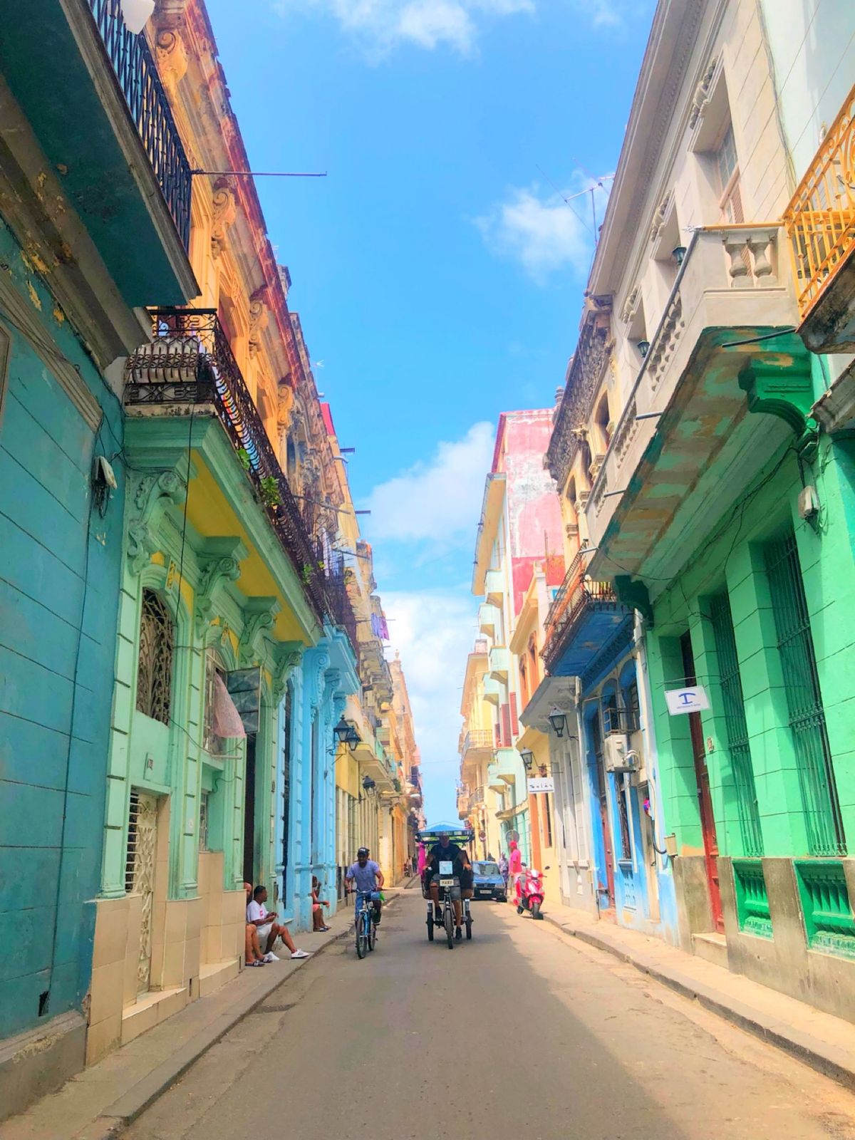 フォトジェニックなカラフルな街並み🦋