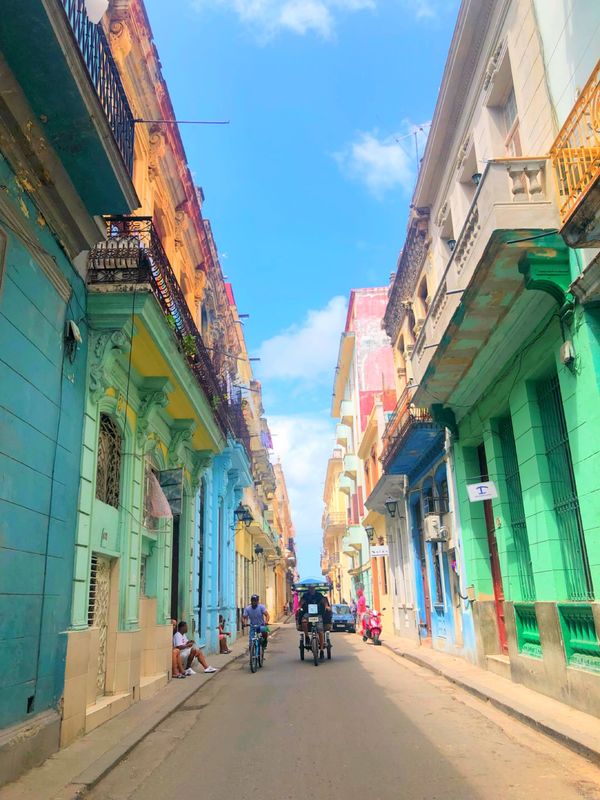 キューバ・ハバナ「ハバナ -時間が止まってる街-」の写真：フォトジェニックなカラフルな街並み🦋