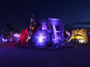 使わなくなったネオンを置いてある博物館。しないから少し遠いからタクシーで。...