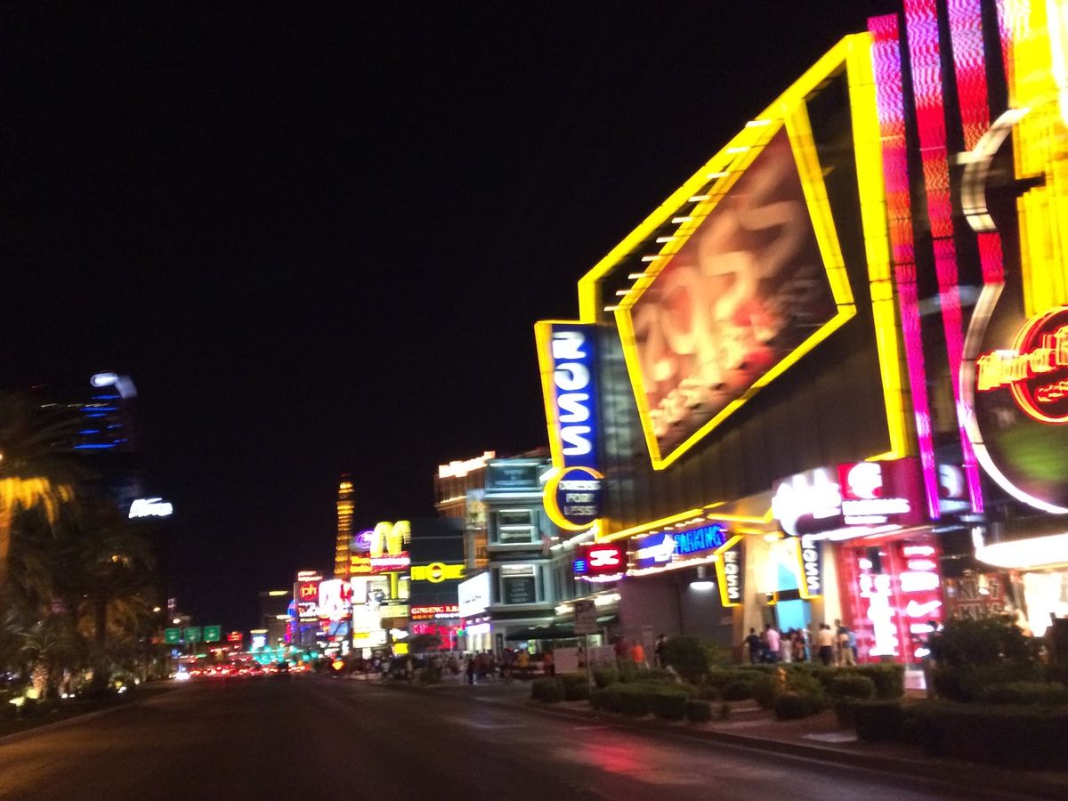 使わなくなったネオンを置いてある博物館。しないから少し遠いからタクシーで。...