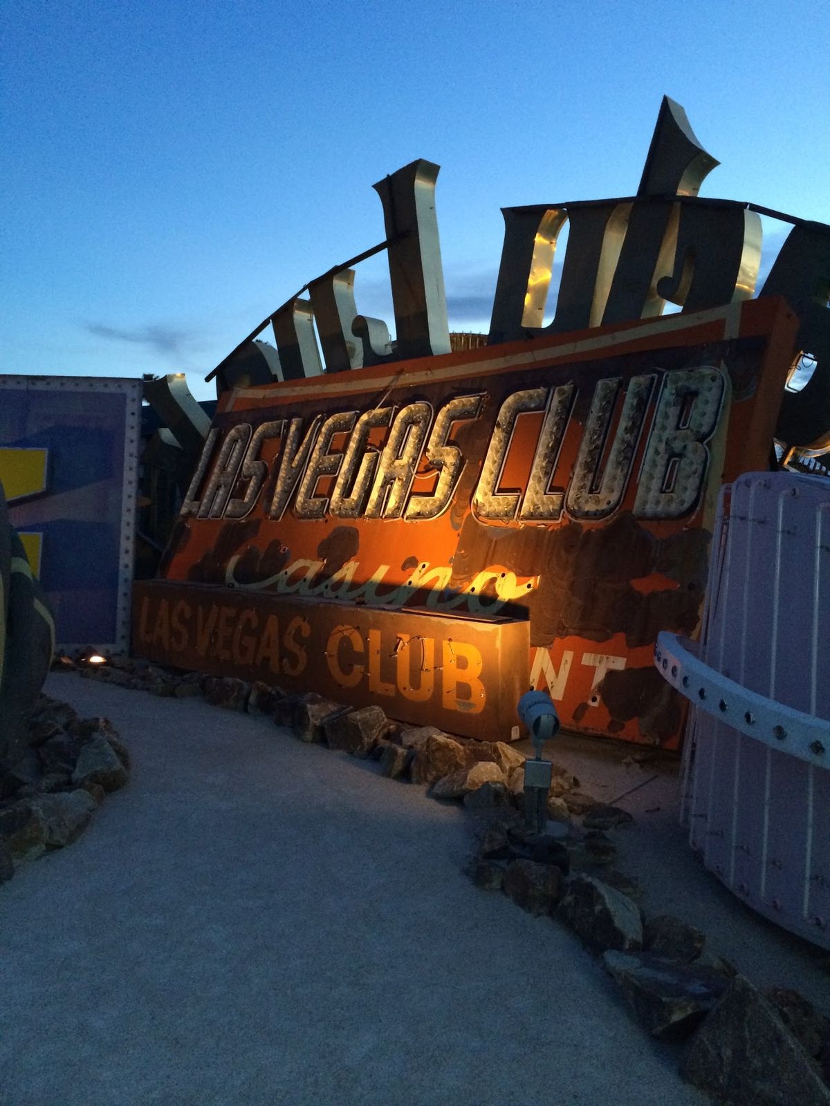 使わなくなったネオンを置いてある博物館。しないから少し遠いからタクシーで。...