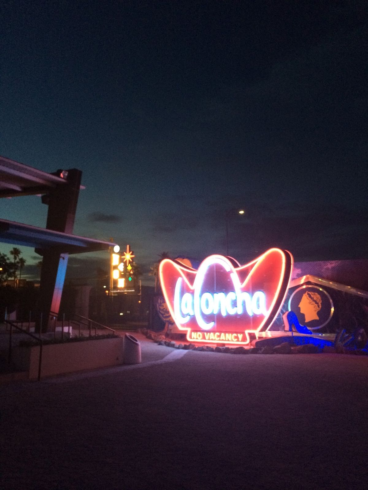 使わなくなったネオンを置いてある博物館。しないから少し遠いからタクシーで。...