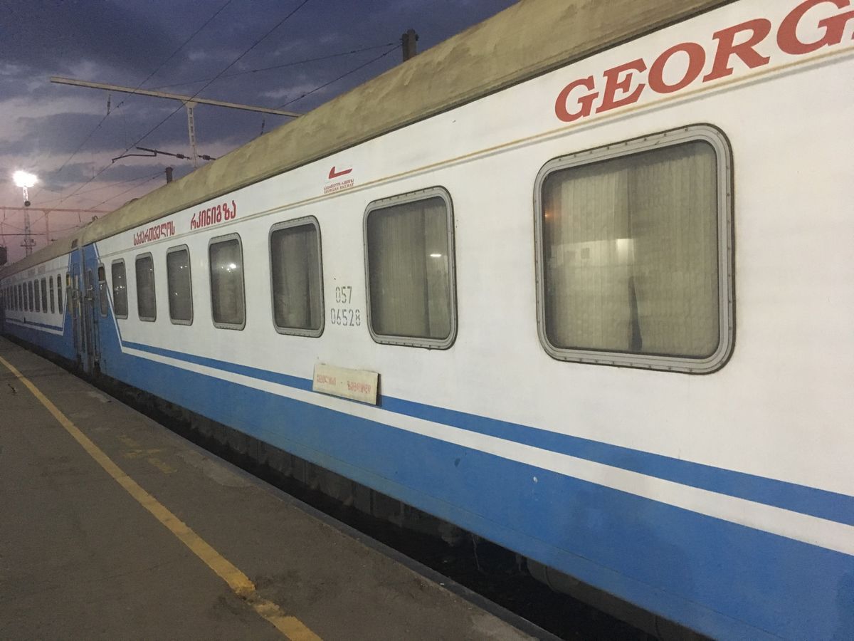 夜行列車でズグジジへ
4人部屋2段ベットが2組
クーラーが効きすぎ
トイレ...