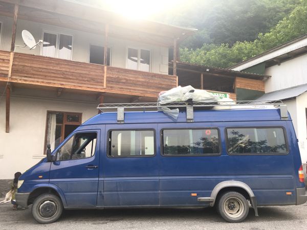 ジョージア・メスティア「ジョージアの旅2019」の写真：夜行列車でズグディディ駅に到着

降...