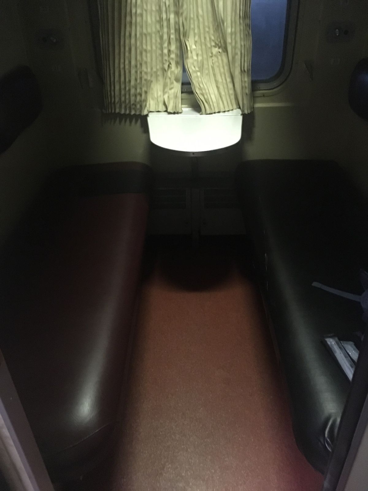 夜行列車でズグジジへ
4人部屋2段ベットが2組
クーラーが効きすぎ
トイレ...