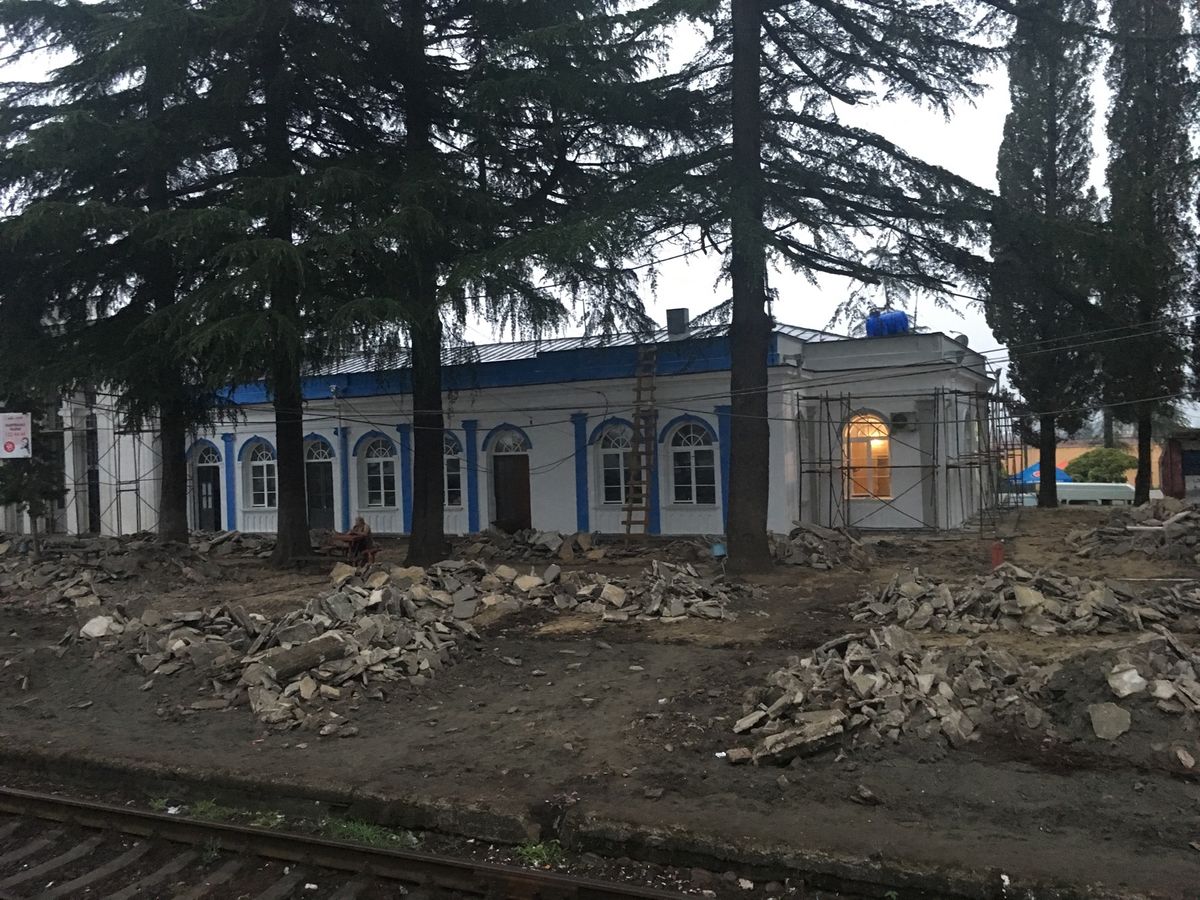 夜行列車でズグジジへ
4人部屋2段ベットが2組
クーラーが効きすぎ
トイレ...