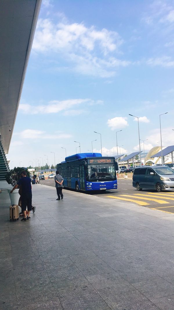 ジョージア・メスティア「ジョージアの旅2019」の写真：トリビシ空港で両替とsimゲットしてバス...