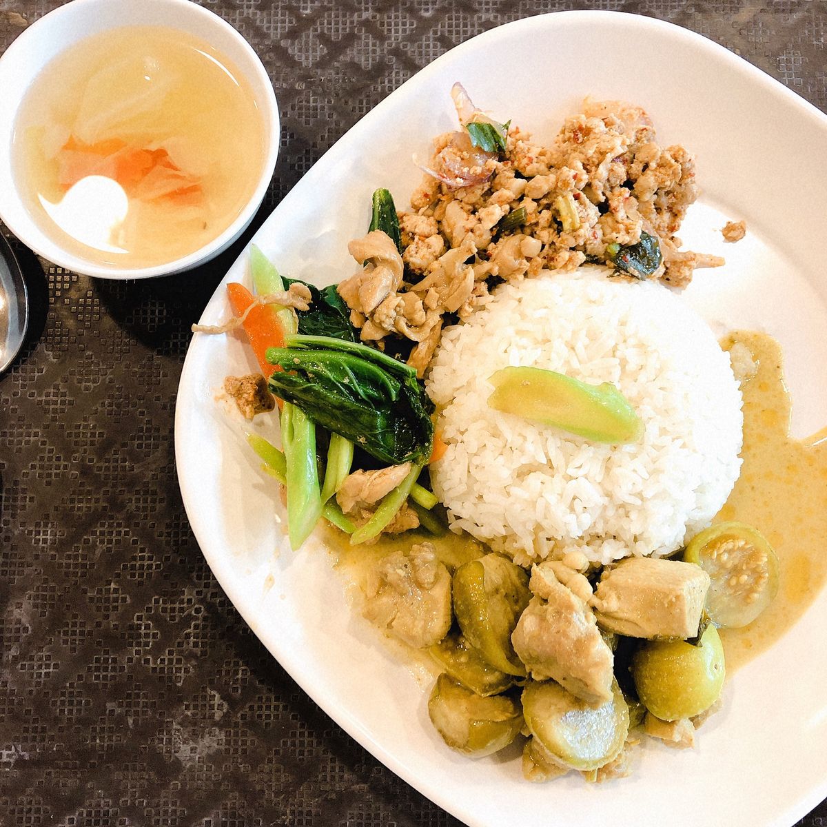 タイの大好きな食べ物たち
マッサマンカレー多め