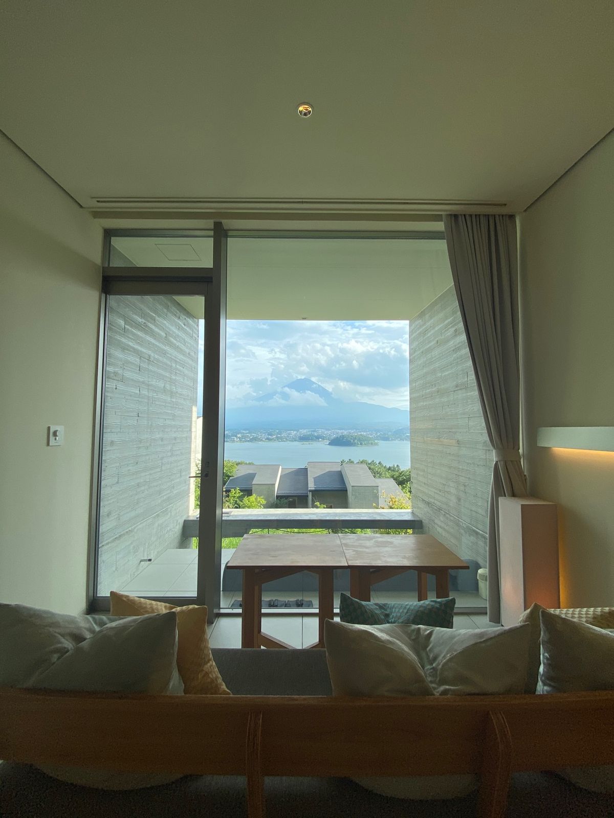 部屋から富士山がど真前、、！
素晴らしい眺め！

すっきり晴れないかなぁ