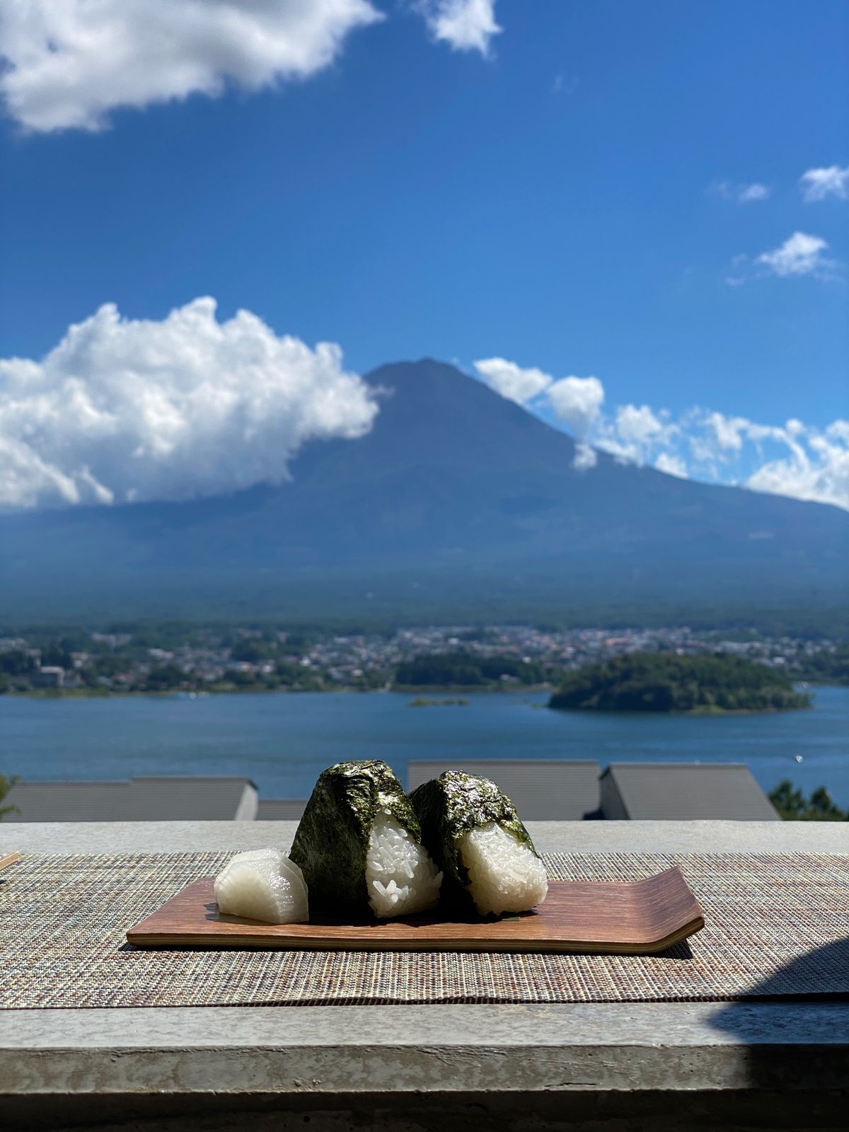 お昼ご飯
ホテルから出ずに過ごす

シーザーサラダを頼んだら丸ごとレタス的...