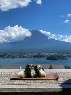 お昼ご飯
ホテルから出ずに過ごす

シーザーサラダを頼んだら丸ごとレタス的...