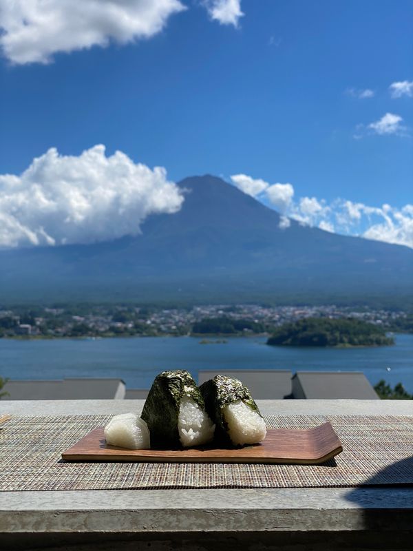 日本・星のや「星のや 富士」の写真：お昼ご飯
ホテルから出ずに過ごす

シー...