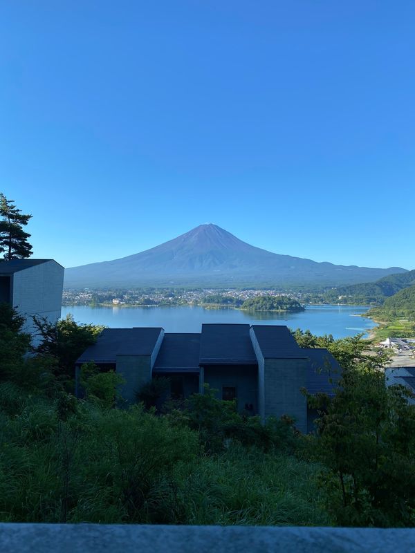 日本・星のや「星のや 富士」の写真：朝富士

雲ひとつなし