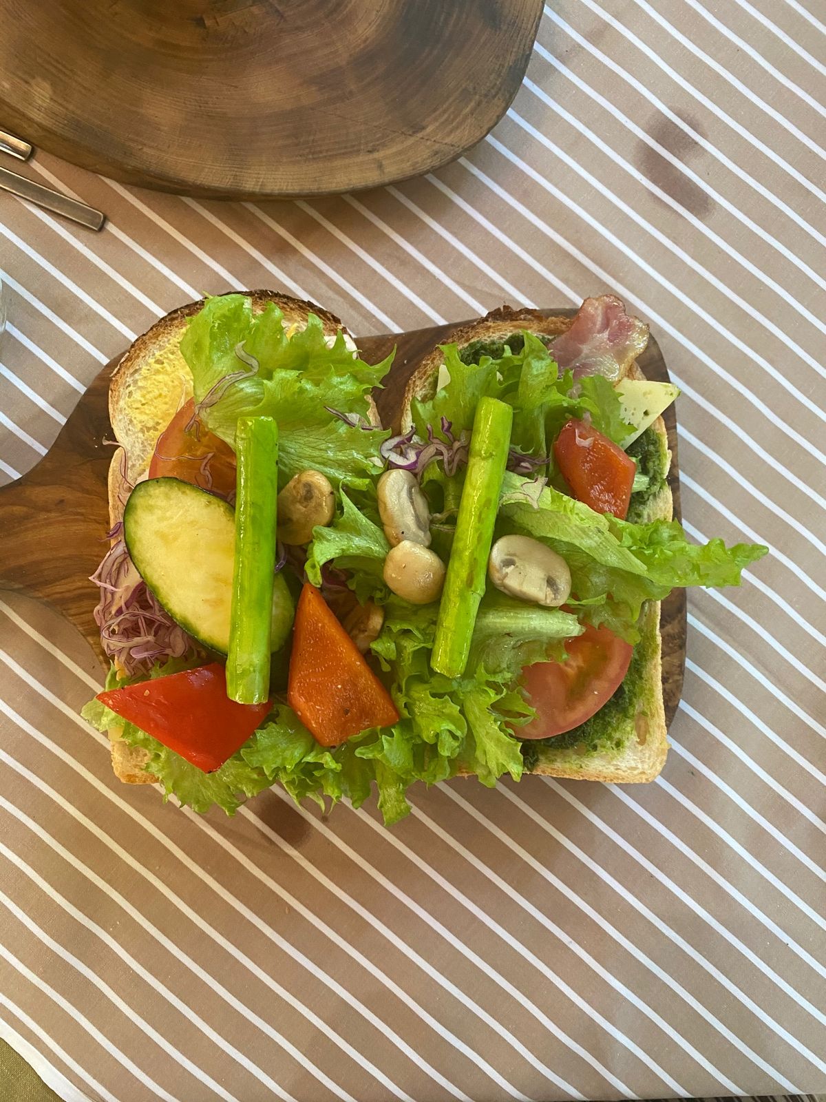 サンドイッチを森の中で作るの巻

まな板に虫がいても気にならない森の魔法