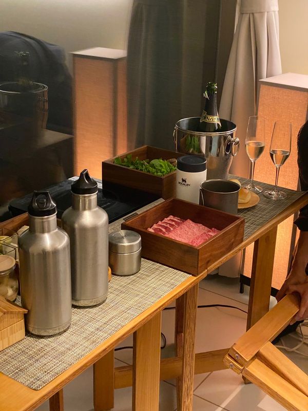 日本・星のや「星のや 富士」の写真：夜はルームダイニングでしゃぶしゃぶ

遅...