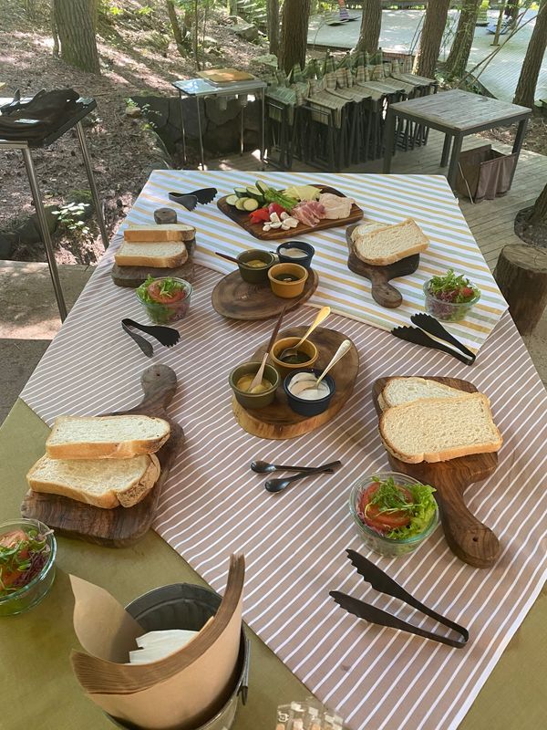 日本・星のや「星のや 富士」の写真：サンドイッチを森の中で作るの巻

まな板...