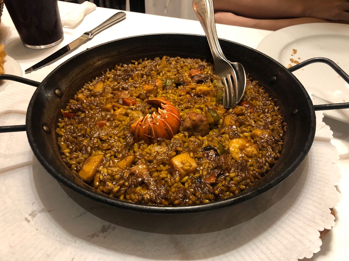 🍴7 PORTES

ピカソも来店したらしい。
座った席にゴールドのプレー...