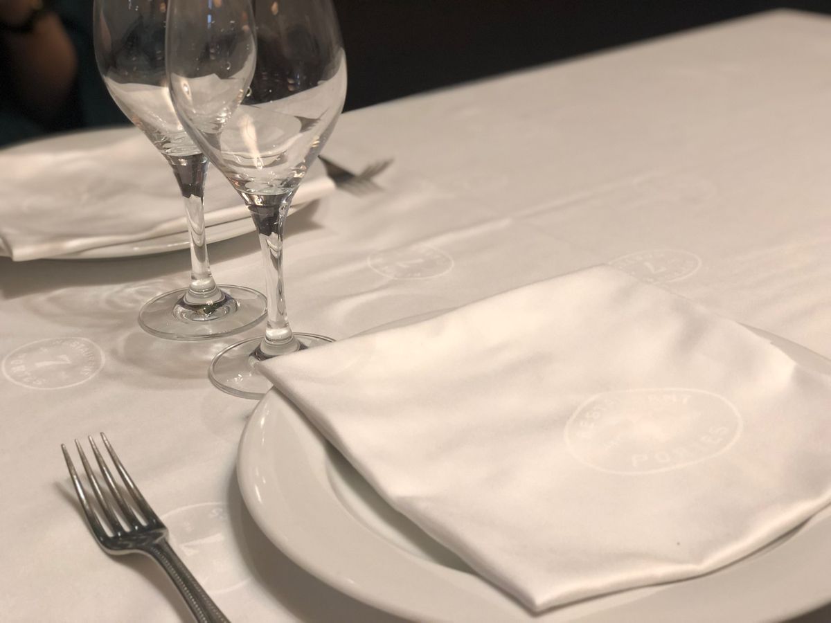 🍴7 PORTES

ピカソも来店したらしい。
座った席にゴールドのプレー...