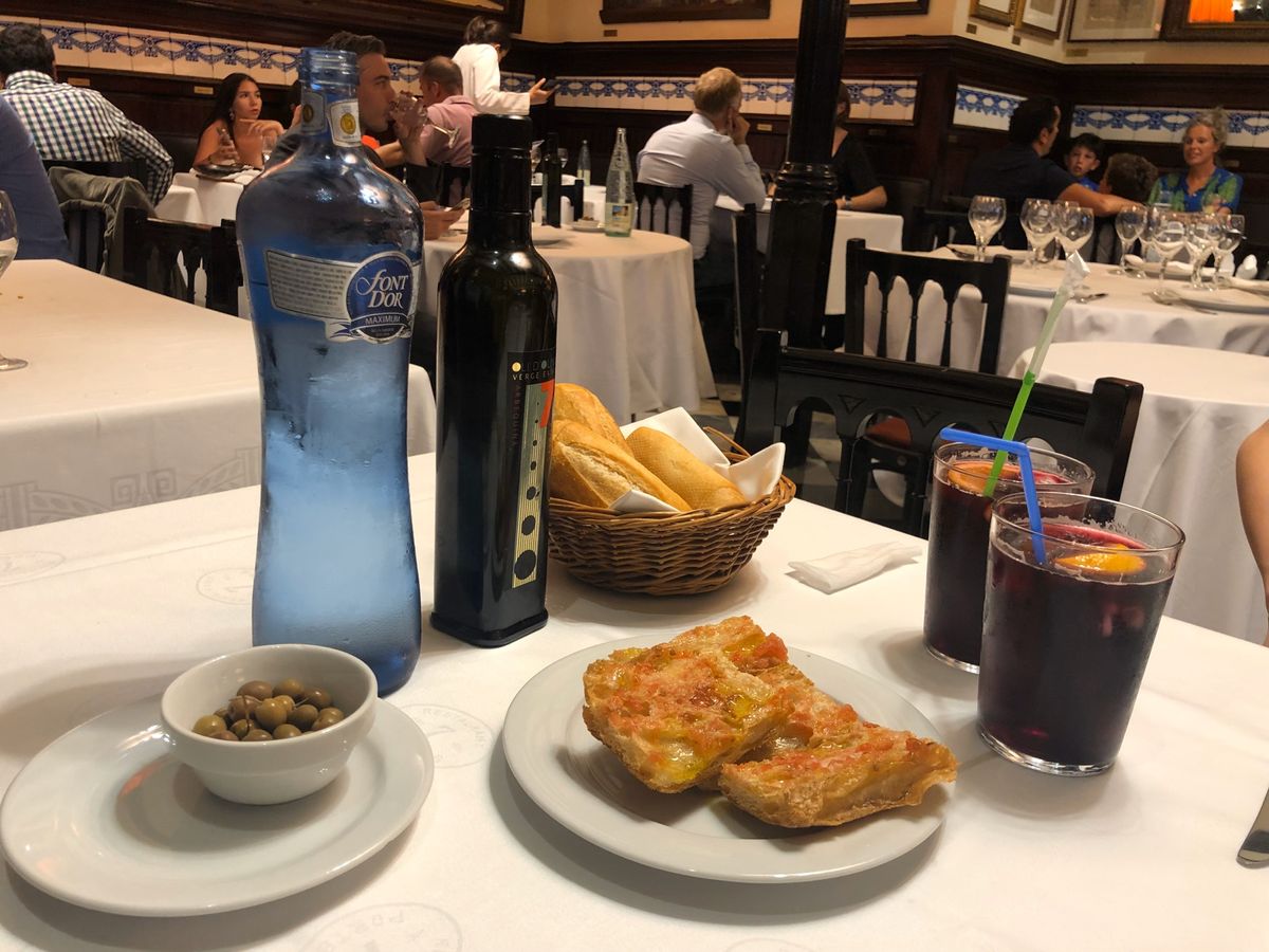 🍴7 PORTES

ピカソも来店したらしい。
座った席にゴールドのプレー...