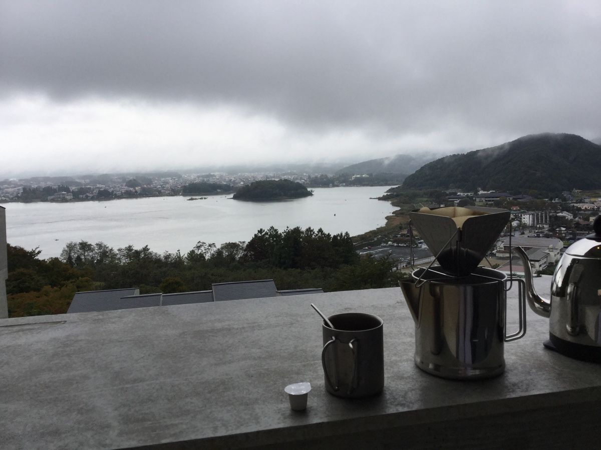 天気が悪くても森林浴が楽しめて目の前に広がる湖に癒されますよ。晴れると目の...