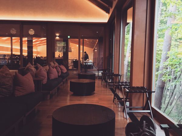 日本・星のや富士「星のや　富士」の写真：天気が悪くても森林浴が楽しめて目の前に広...