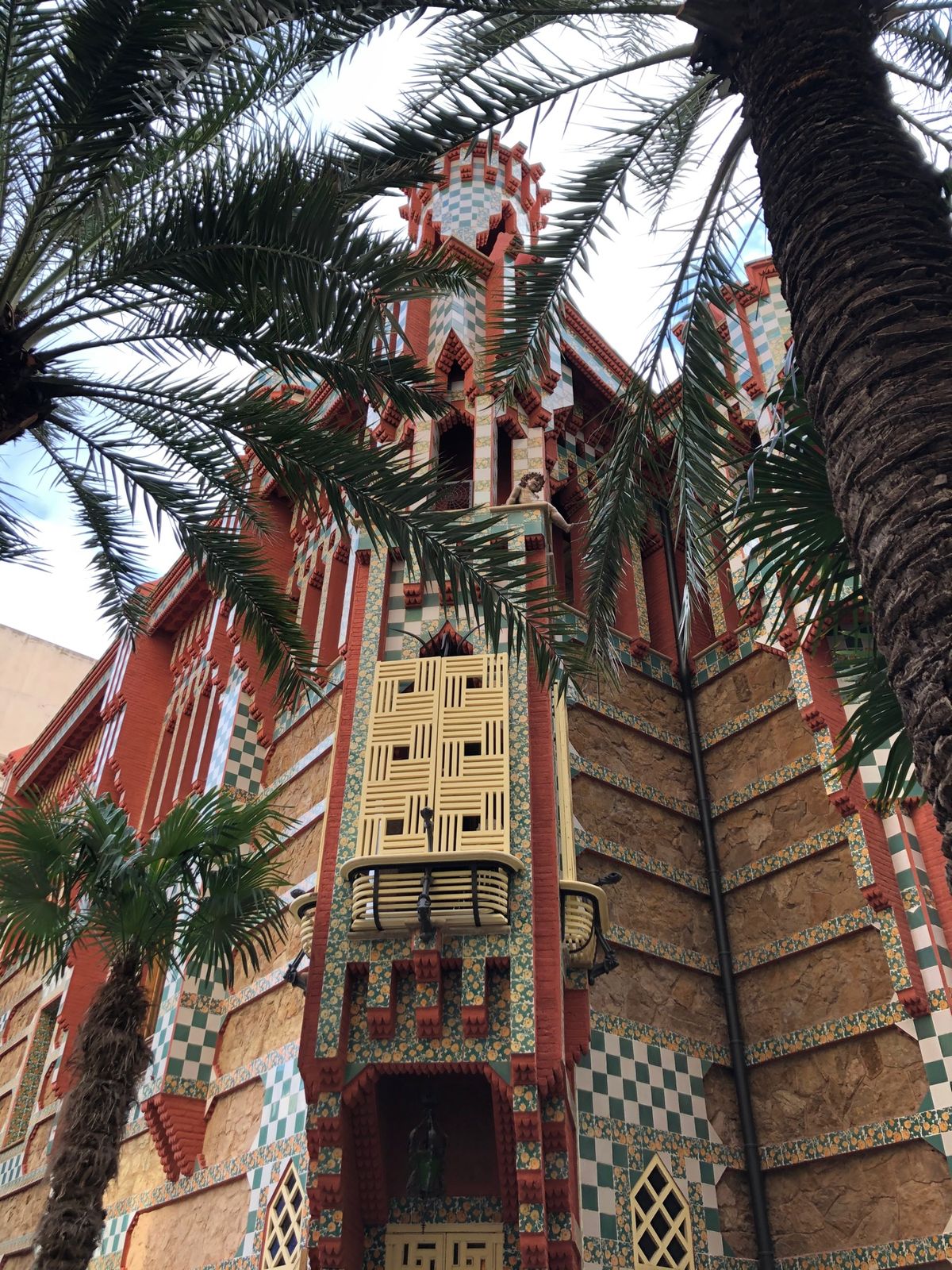 カサ・ビセンス
マリーゴールドのタイル可愛すぎる🧡