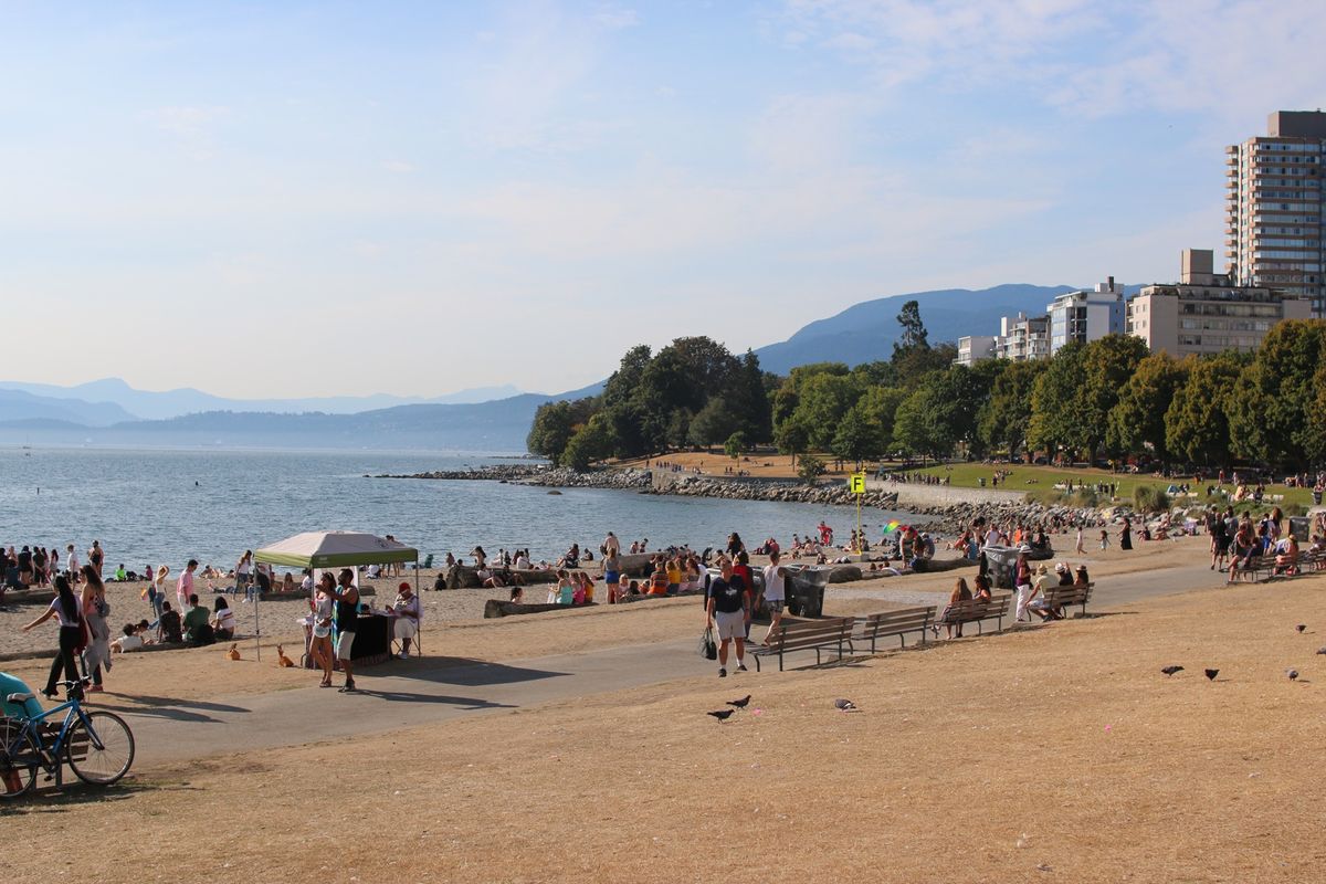 バンクーバーに着いた日がちょうどプライドパレードの日で街中レインボー🌈👨‍...