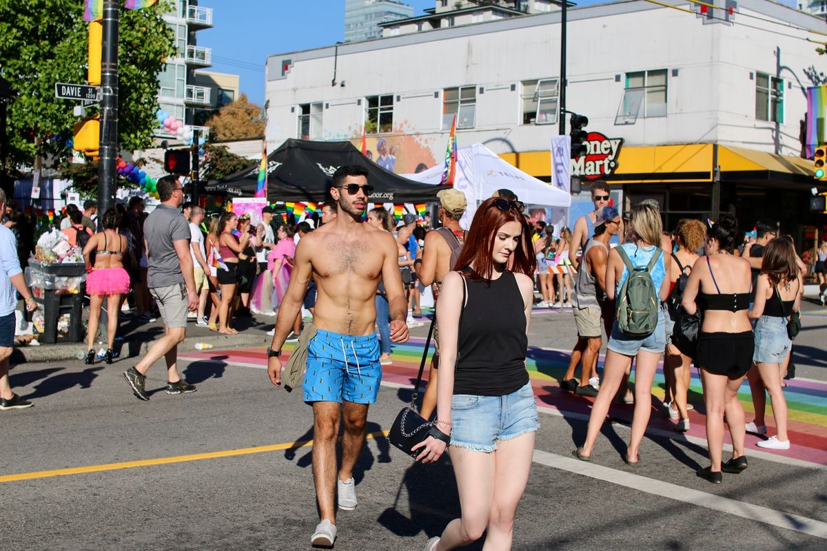 バンクーバーに着いた日がちょうどプライドパレードの日で街中レインボー🌈👨‍...
