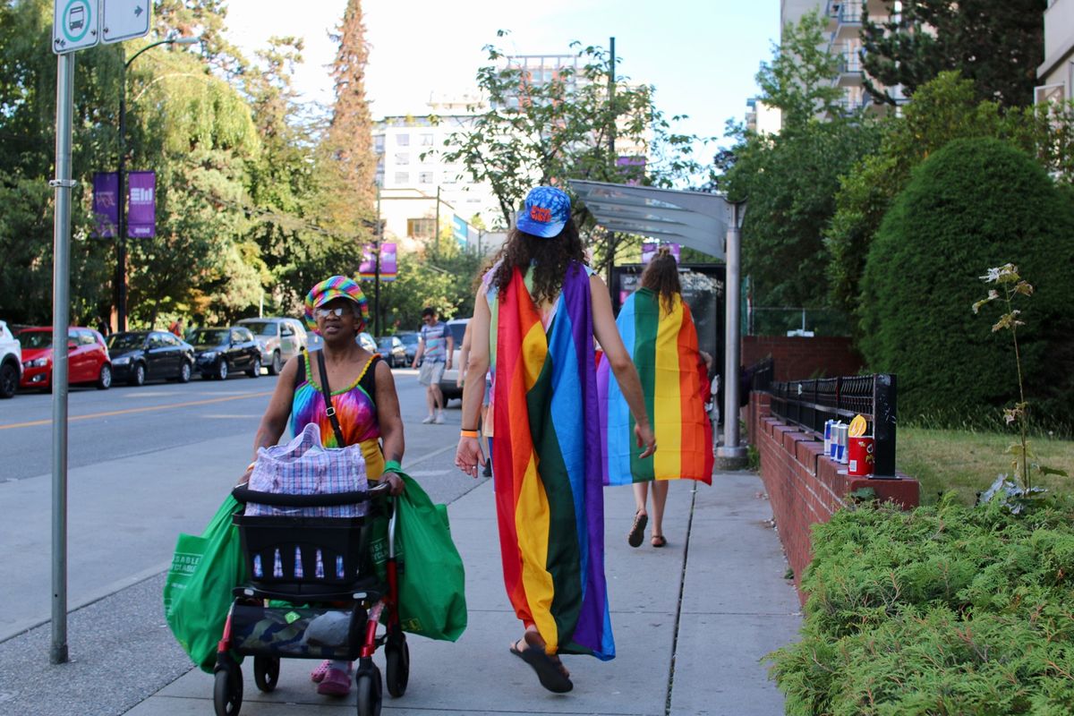 バンクーバーに着いた日がちょうどプライドパレードの日で街中レインボー🌈👨‍...