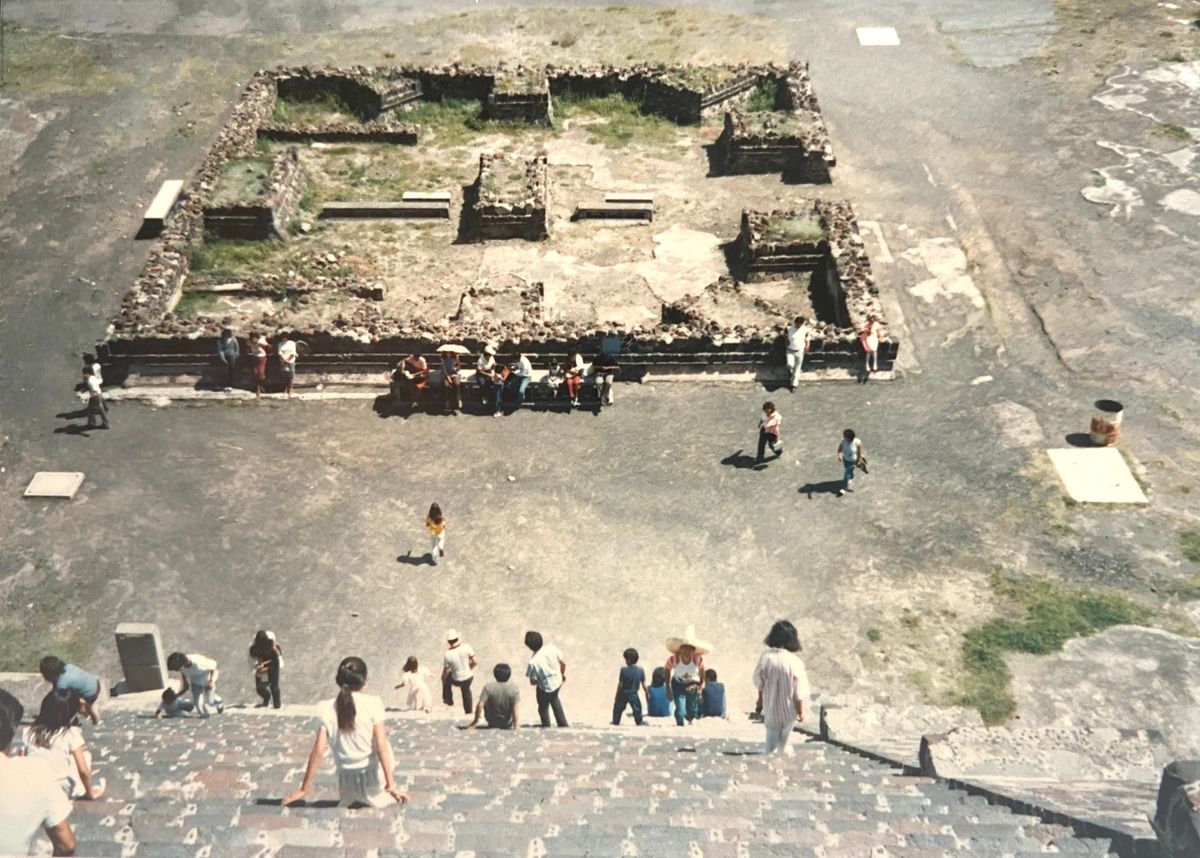 でかい麦わら帽子
#メキシコ紳  #太陽のピラミッド

ピラミッド...