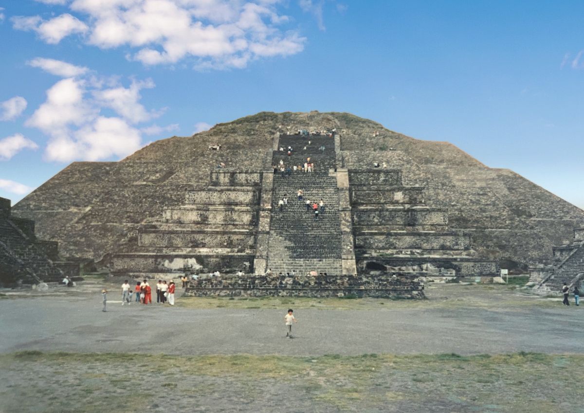 でかい麦わら帽子
#メキシコ紳  #太陽のピラミッド

ピラミッド...