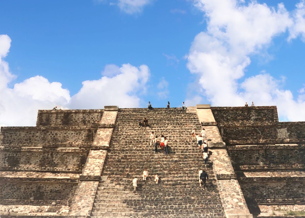 でかい麦わら帽子
#メキシコ紳  #太陽のピラミッド

ピラミッド...