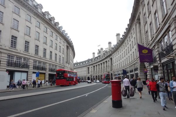 イギリス(英国)・ロンドン「ロンドン旅行」の写真:ロンドンをブラブラ
カーブに沿って建物...
