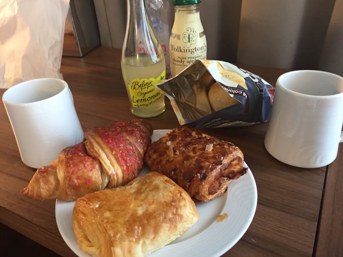 ロンドン旅の朝ごはん☀️
１日だけ、ホテルに併設されてるカフェでモーニング...