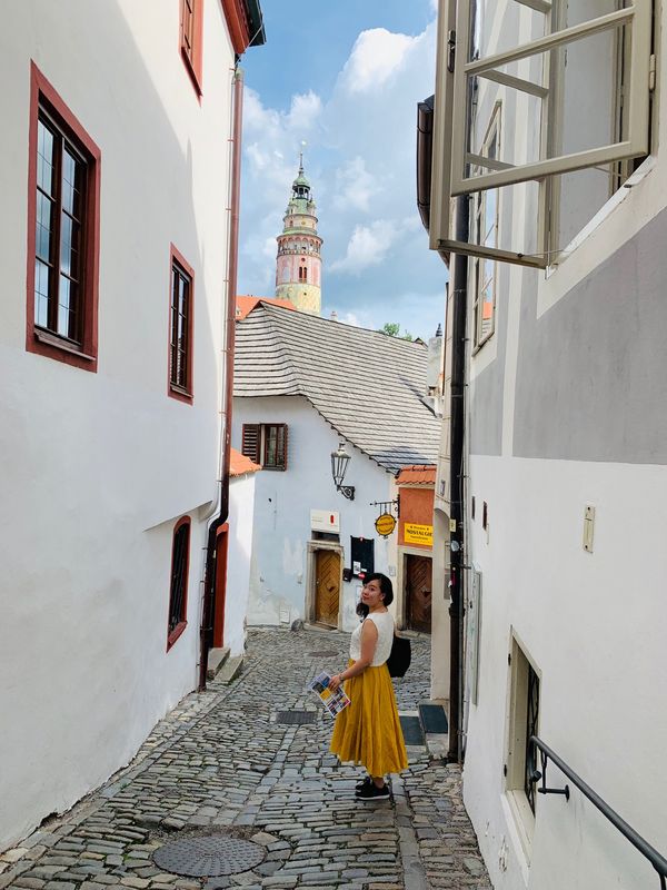 チェコ共和国「チェスキークルムロフへ寄り道」の写真：街全体がカラフルでお花に溢れてとても素敵...